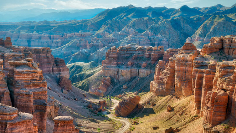 Blick-in-den-Charyn-Canyon-in-Kasachstan.jpg